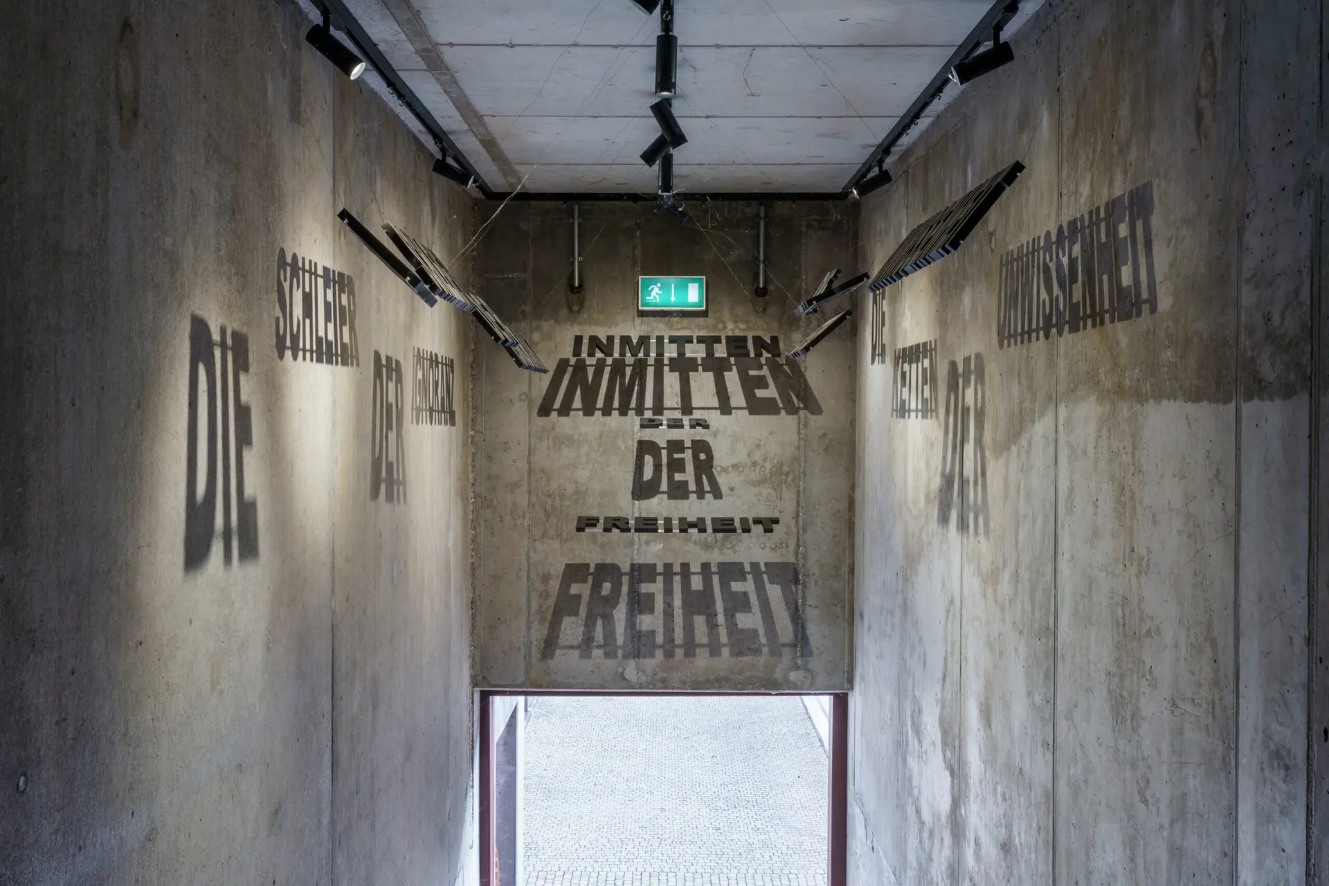 Mehr über den Artikel erfahren Tillmann Conditions Displays Diversity: Ein Spiel aus Licht und Schatten, 2024